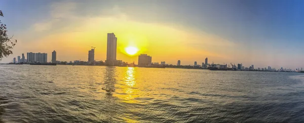 日落时全景朝普拉亚河 高层公寓和正在建设的建筑以蓝色和黄色的天空为背景 房地产开发的滨江剪影 — 图库照片