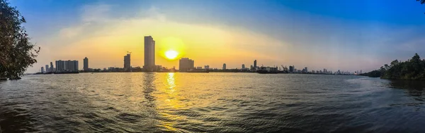 日落时全景朝普拉亚河 高层公寓和正在建设的建筑以蓝色和黄色的天空为背景 房地产开发的滨江剪影 — 图库照片