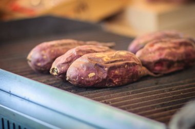 Izgara Yakiimo, Satılık restoranda geleneksel Japon tatlı patates kavrulmuş. Kavrulmuş patates bir popüler kış sokak Doğu Asya besindir. 