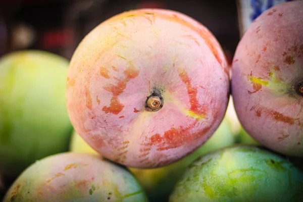 Extra Jumbo Size Organic R2E2 Mangoes Sale Fruit Market Row — Stock Photo, Image