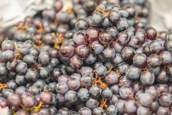Czarny Ekologicznych Nasion Winogron Sprzedaż Rynku Owoców Grono Czarne Tło — Zdjęcie stockowe