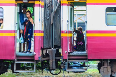 Bangkok, Tayland - 23 Nisan 2017: Tren ve yolcu Bangsue tren istasyonunda, Sue Junction Bang bir tren istasyonu ve Bangkok'ta bulunan kavşak olduğunu.
