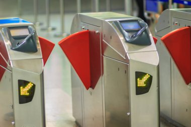 Otomatik erişim denetimi bilet engelleri Metro İstasyonu. Bariyer gate Metro İstasyonu'na içinde erişim önce bir bakış. Metro girişinde otomatik bilet engelleri.