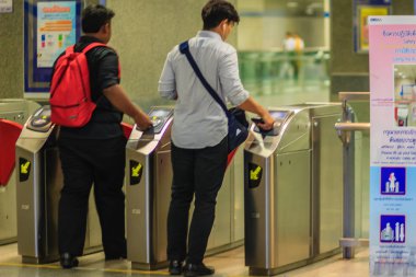 Bangkok, Tayland - 23 Nisan 2017: Tanımlanamayan yolcu kullanım sikke bilet dokunmatik Chatuchak Mrt (Metropolitan hızlı Transit) metro istasyonuna girmek için otomatik erişim engeli ile.