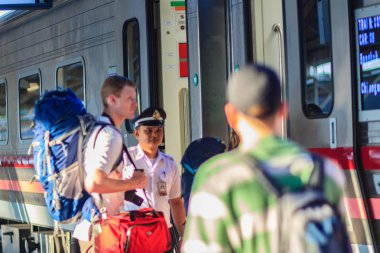 Bangkok, Tayland - 23 Nisan 2017: Üniformalı tren steward karşılama ve Hua Lamphong yolcu tren istasyonu için Chiang Mai hedefe Bangkok tren hızlı hizmet.