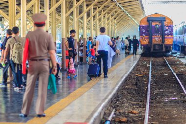 Bangkok, Tayland - 23 Nisan 2017: Tren İstasyonu personel komut süre bayrakları ve walky-talky radyo Hua Lamphong adlı Tren İstasyonu ayrılıyor.