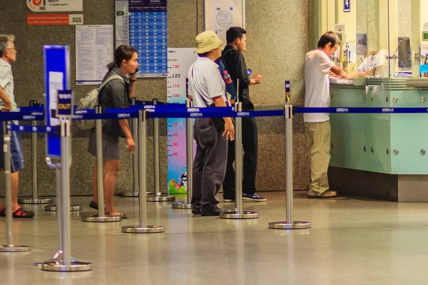 正体不明の乗客が Mrt 首都圏高速鉄道 駅へのアクセス カウンター サービスのコイン チケットを買っているバンコク 2017 — ストック写真