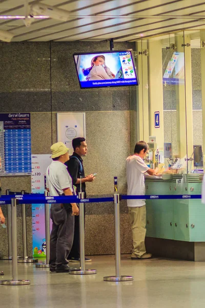 正体不明の乗客が Mrt 首都圏高速鉄道 駅へのアクセス カウンター サービスのコイン チケットを買っているバンコク 2017 — ストック写真