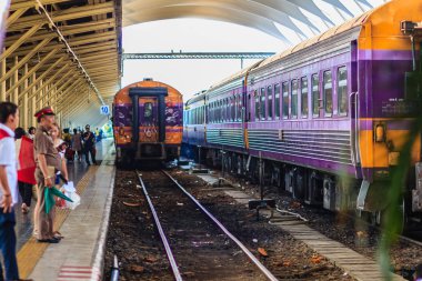 Bangkok, Tayland - 23 Nisan 2017: Tren İstasyonu personel komut süre bayrakları ve walky-talky radyo Hua Lamphong adlı Tren İstasyonu ayrılıyor.