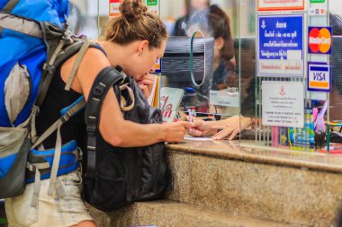 Bangkok, Tayland - 23 Nisan 2017: Tanımlanamayan backpacker turist tren bileti Hua Lamphong Tren İstasyonu, Ana Tren İstasyonu, Bangkok, Tayland için satın alıyor.