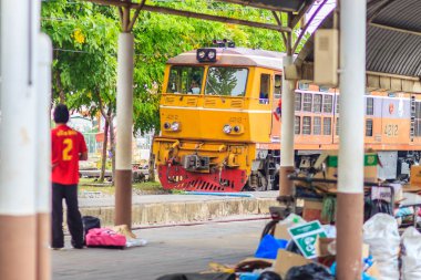 Bangkok, Tayland - 23 Nisan 2017: Tren ve yolcu Bangsue tren istasyonunda, Sue Junction Bang bir tren istasyonu ve Bangkok'ta bulunan kavşak olduğunu.