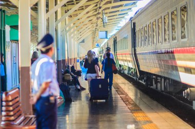 Bangkok, Tayland - 23 Nisan 2017: Tren İstasyonu personel komut süre bayrakları ve walky-talky radyo Hua Lamphong adlı Tren İstasyonu ayrılıyor.