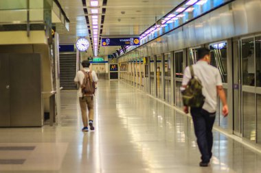 Bangkok, Tayland - 23 Nisan 2017: hedeflerine geldikten sonra yolcular Mrt Metro İstasyonu'na çıkmak için yürüyüş vardı.