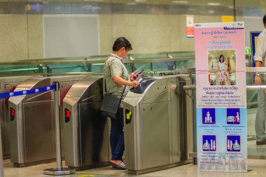 Bangkok, Tayland - 23 Nisan 2017: Tanımlanamayan yolcu kullanım sikke bilet dokunmatik Chatuchak Mrt (Metropolitan hızlı Transit) metro istasyonuna girmek için otomatik erişim engeli ile.