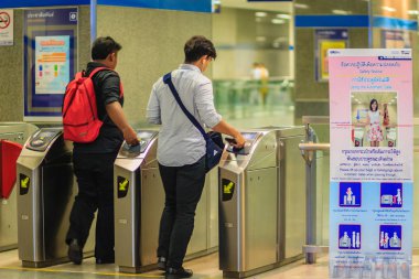 Bangkok, Tayland - 23 Nisan 2017: Tanımlanamayan yolcu kullanım sikke bilet dokunmatik Chatuchak Mrt (Metropolitan hızlı Transit) metro istasyonuna girmek için otomatik erişim engeli ile.