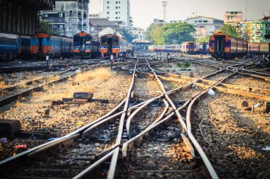 Bangkok, Tayland - 23 Nisan 2017: Perspektif demiryolu peyzaj ücretsiz ve boş demiryolu hatları. Raylar ve Bangkok, Tayland Hua Lamphog tren istasyonunda uyuyanlar ayrıntılı resmi.