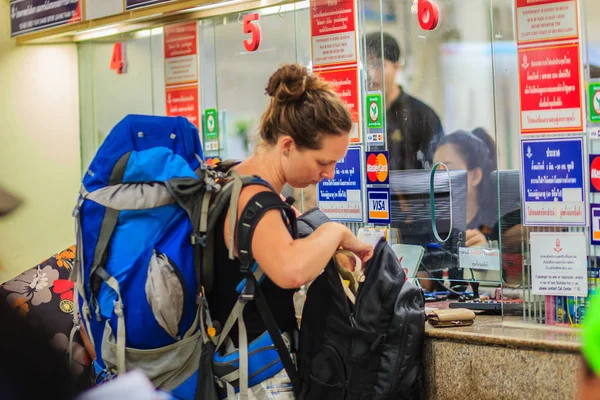 未識別のバックパッカーの観光客はフワランポーン駅 バンコク タイの主要鉄道駅で電車の切符を買ってバンコク 2017 — ストック写真