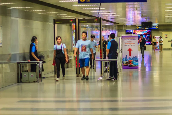 Bangkok Tailandia Abril 2017 Pasajero Está Caminando Través Del Personal — Foto de Stock