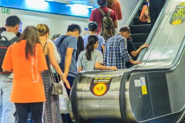 Bangkok Tailândia Abril 2017 Multidão Passageiros Usando Escada Rolante Para — Fotografia de Stock