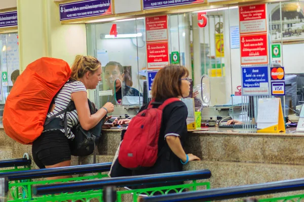 未識別のバックパッカーの観光客はフワランポーン駅 バンコク タイの主要鉄道駅で電車の切符を買ってバンコク 2017 — ストック写真