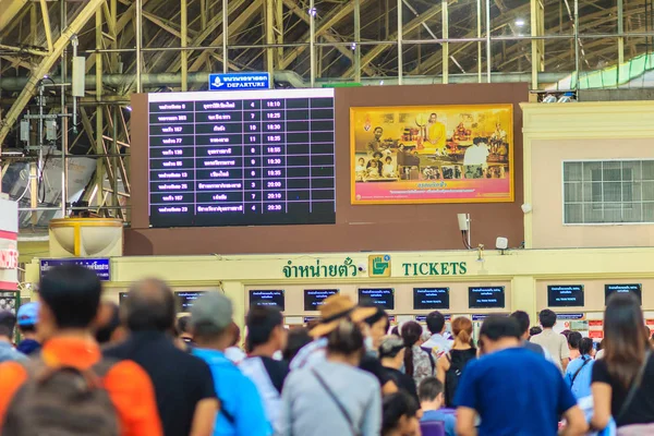 Bangkok Tailândia Abril 2017 Passageiros Esperando Por Trens Estação Trem — Fotografia de Stock