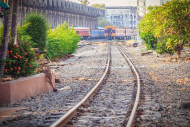 Bangkok, Tayland - 23 Nisan 2017: Perspektif demiryolu peyzaj ücretsiz ve boş demiryolu hatları. Raylar ve Bangkok, Tayland Hua Lamphog tren istasyonunda uyuyanlar ayrıntılı resmi.