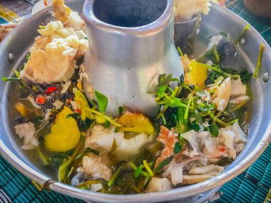 Tom yum uykulu kayabalığı, Mermer uyuyan (Oxyeleotris marmorata) balık güveç içinde bitki suyu ile haşlanmış. Tom yum veya tom yam kokulu baharatlar ve otlar suyu ile Tay sıcak ve ekşi çorba bir türüdür.