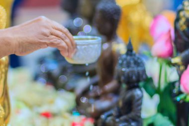 Tay insanlar el kadar her yıl Songkran Festivali üzerinde Nisan 13 yıllık ritüel Albümdeki buddha için ayin banyo sırasında kapatın. Budist Tay Yılbaşı sırasında hak kazanmak için bir Buda heykeli banyo. 