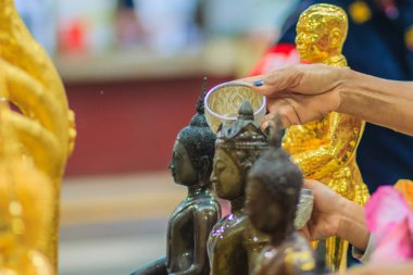 Tay insanlar el kadar her yıl Songkran Festivali üzerinde Nisan 13 yıllık ritüel Albümdeki buddha için ayin banyo sırasında kapatın. Budist Tay Yılbaşı sırasında hak kazanmak için bir Buda heykeli banyo. 