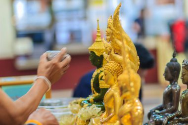 Tay insanlar el kadar her yıl Songkran Festivali üzerinde Nisan 13 yıllık ritüel Albümdeki buddha için ayin banyo sırasında kapatın. Budist Tay Yılbaşı sırasında hak kazanmak için bir Buda heykeli banyo. 