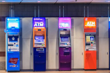 Bangkok, Tayland - 23 Nisan 2017: Renkli otomatik vezne makinesi veya Atm müşteri çekmek için para Hua Lamphong Metro İstasyonu.