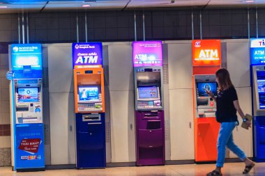 Bangkok, Tayland - 23 Nisan 2017: Renkli otomatik vezne makinesi veya Atm müşteri çekmek için para Hua Lamphong Metro İstasyonu.