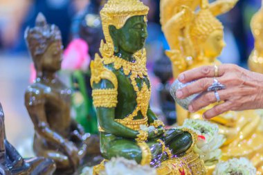 Tay insanlar el kadar her yıl Songkran Festivali üzerinde Nisan 13 yıllık ritüel Albümdeki buddha için ayin banyo sırasında kapatın. Budist Tay Yılbaşı sırasında hak kazanmak için bir Buda heykeli banyo. 