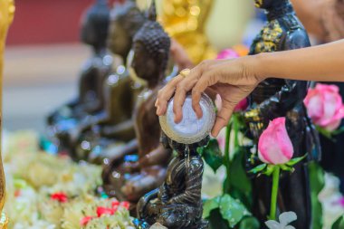 Tay insanlar el kadar her yıl Songkran Festivali üzerinde Nisan 13 yıllık ritüel Albümdeki buddha için ayin banyo sırasında kapatın. Budist Tay Yılbaşı sırasında hak kazanmak için bir Buda heykeli banyo. 