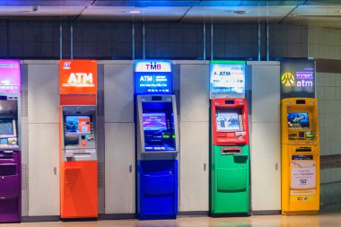 Bangkok, Tayland - 23 Nisan 2017: Renkli otomatik vezne makinesi veya Atm müşteri çekmek için para Hua Lamphong Metro İstasyonu.