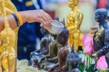 Tay insanlar el kadar her yıl Songkran Festivali üzerinde Nisan 13 yıllık ritüel Albümdeki buddha için ayin banyo sırasında kapatın. Budist Tay Yılbaşı sırasında hak kazanmak için bir Buda heykeli banyo. 