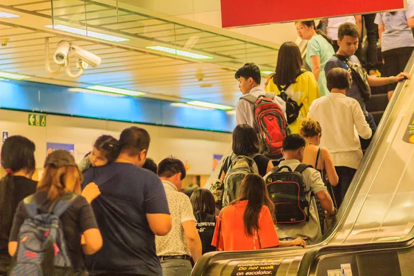 Bangkok Tajlandia Kwietnia 2017 Tłum Pasażerów Pomocą Schodów Ruchomych Stacji — Zdjęcie stockowe