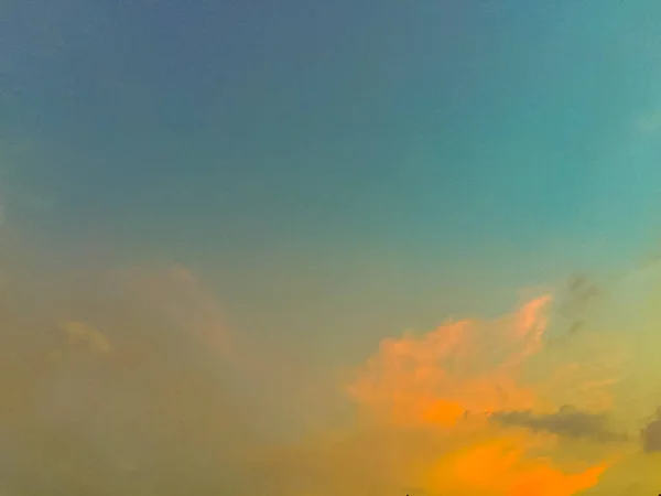 Nouvelle Lune Dans Ciel Bleu Foncé Avec Des Nuages Brillants — Photo