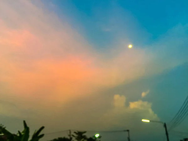 Księżyc Nowiu Ciemny Błękitne Niebo Świecące Zachód Słońca Zasępia — Zdjęcie stockowe