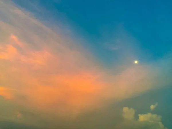 Księżyc Nowiu Ciemny Błękitne Niebo Świecące Zachód Słońca Zasępia — Zdjęcie stockowe