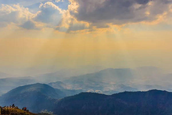 幻想的な太陽の光線が雲の切れ間から輝くカバー山と土井インタノン山国立公園 チェンマイ タイの Kiew トレッキング ルートで観光客 — ストック写真