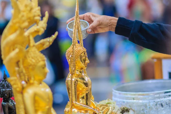 Κλείστε Χέρι Του Λαού Της Ταϊλάνδης Λούζοντας Ιεροτελεστία Εικόνες Του — Φωτογραφία Αρχείου