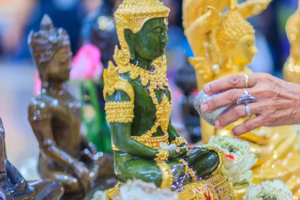 Cerca Mano Los Tailandeses Mientras Bañan Las Imágenes Rito Buddha — Foto de Stock