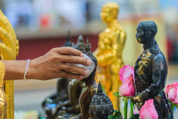 Cerca Mano Los Tailandeses Mientras Bañan Las Imágenes Rito Buddha — Foto de Stock