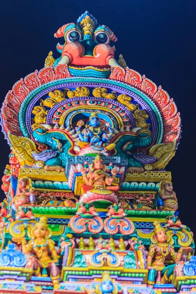 Renkli Gece Görünümü Hint Tanrıları Heykel Sri Maha Mariamman Tapınağı — Stok fotoğraf