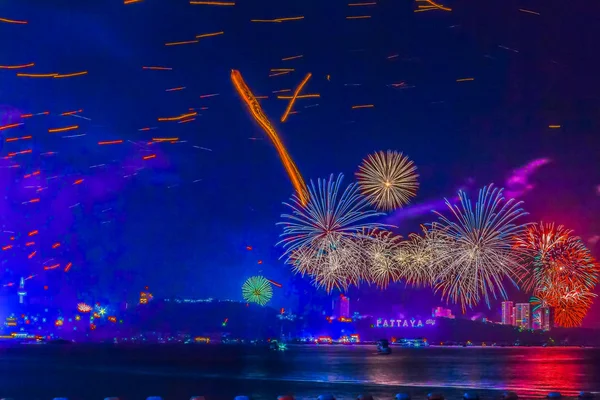 パタヤ 2012 2013 中央パタヤ ビーチ タイの新年のカウント ダウンお祝いでカラフルな花火 花火と新年概念を祝う群衆 — ストック写真