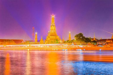 Güzel cityscape Wat Arun Rajwararam Tapınağı ile hafif iz Chao Phraya River cruises ve ışık gösterileri gece, popüler turistik ve bir şehrin sembollerin görünümünü.