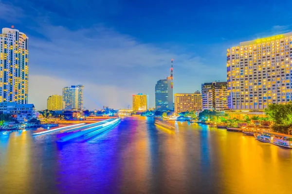 クルーズとタークシン橋 バンコク タイで青い空を背景にチャオプラヤー川沿いのモダンなビジネス建物夕暮れ時に美しい夜景 — ストック写真