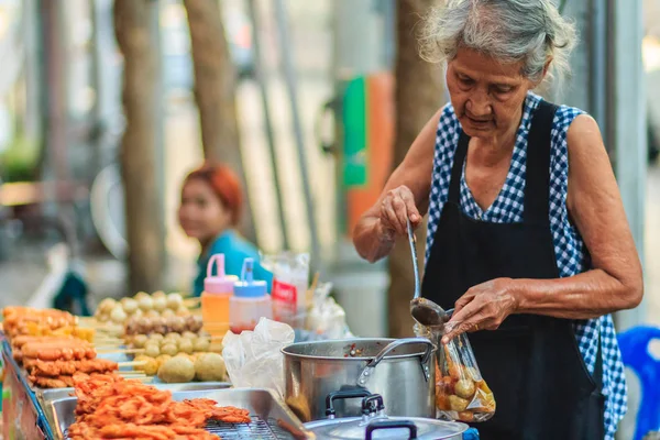 Bangkok Thailand April 2017 Oidentifierade Gumman Gatuförsäljare Säljer Stekt Kött — Stockfoto