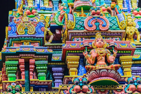 五颜六色的夜景印度神雕塑在斯里玛哈马里亚曼寺 也被称为玛哈乌玛德维寺 公共印度寺庙在西隆 它被称为 Wat Khaek Silom — 图库照片